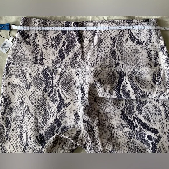 Alo Yoga  High Waist Vapor Snakeskin Legging  L  Bone NWOT - Picture 4 of 8